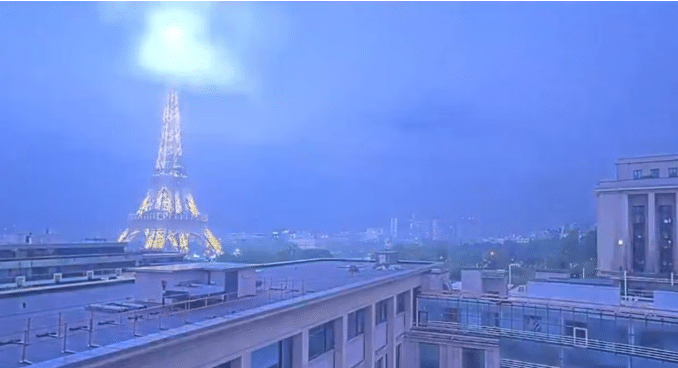 Impresionante momento en que un rayo cae sobre la torre Eiffel