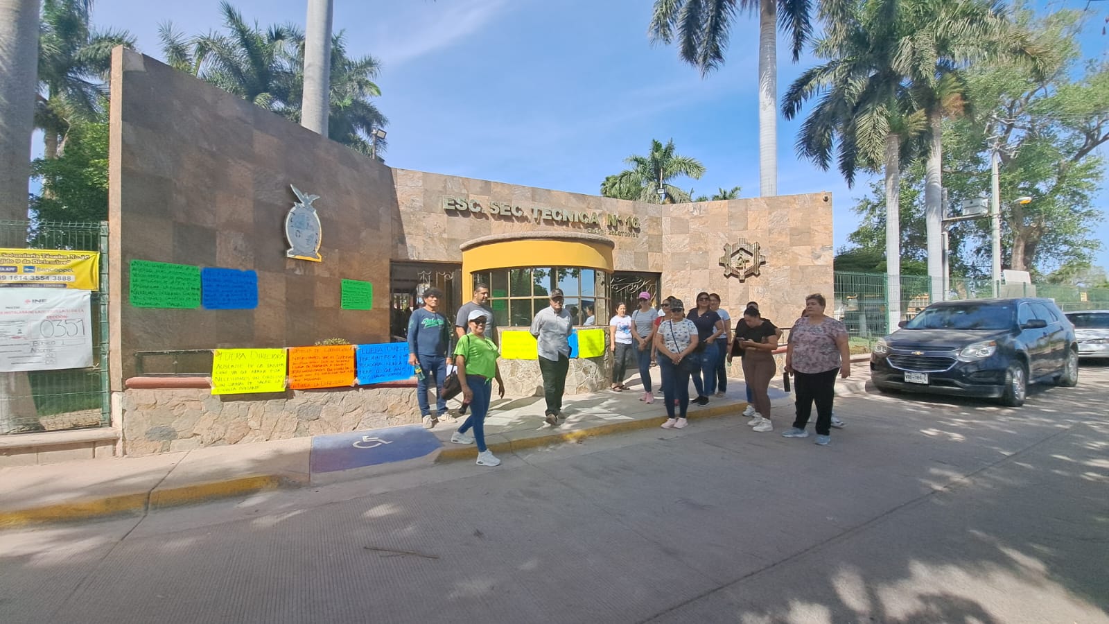 Padres de familia retiran plantón en secundaria técnica 16 en Los Mochis