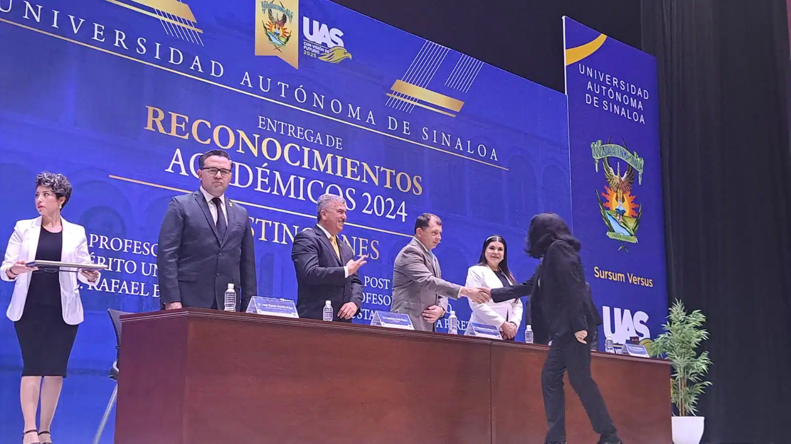 Entrega de reconocimientos por parte de la Universidad Autónoma de Sinaloa