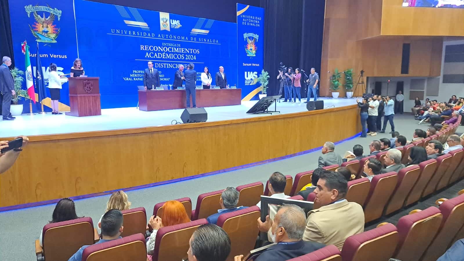 Entrega de reconocimientos por parte de la Universidad Autónoma de Sinaloa
