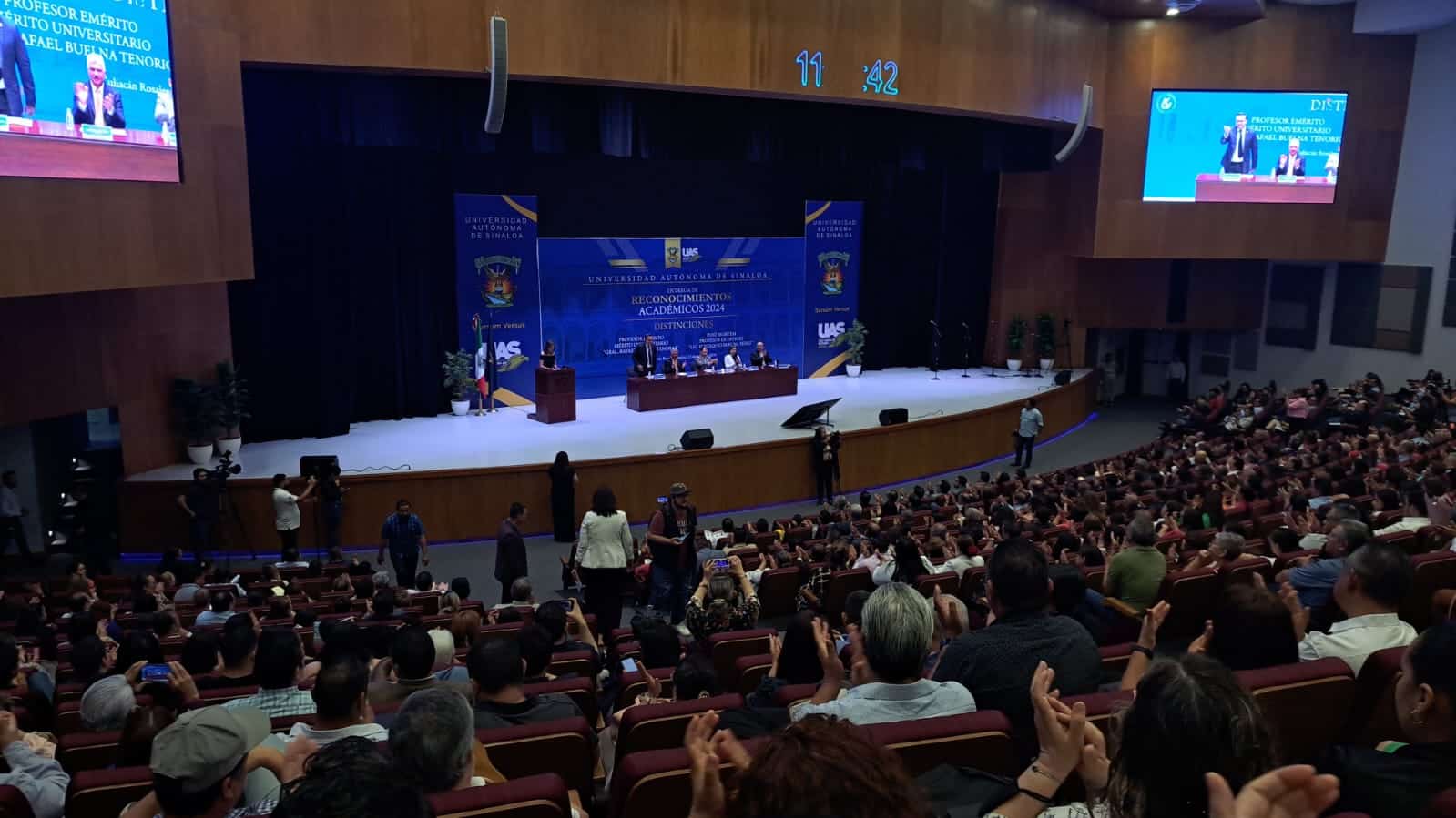 Entrega de reconocimientos universitarios por parte de la UAS a maestros que han aportado a la educación y formación de profesionales