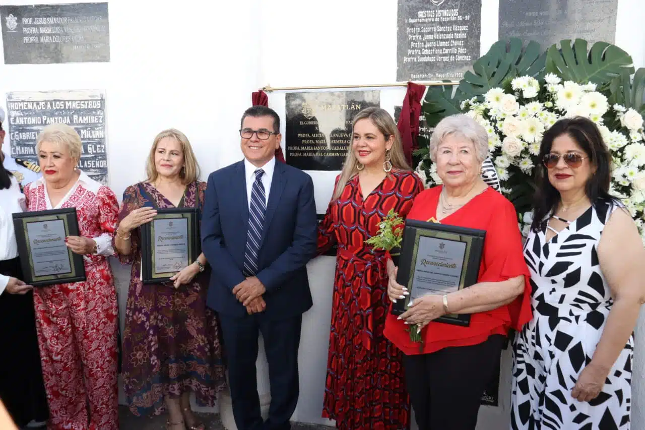 Reconocimientos a docentes en el Memorial al Maestro en Mazatlán