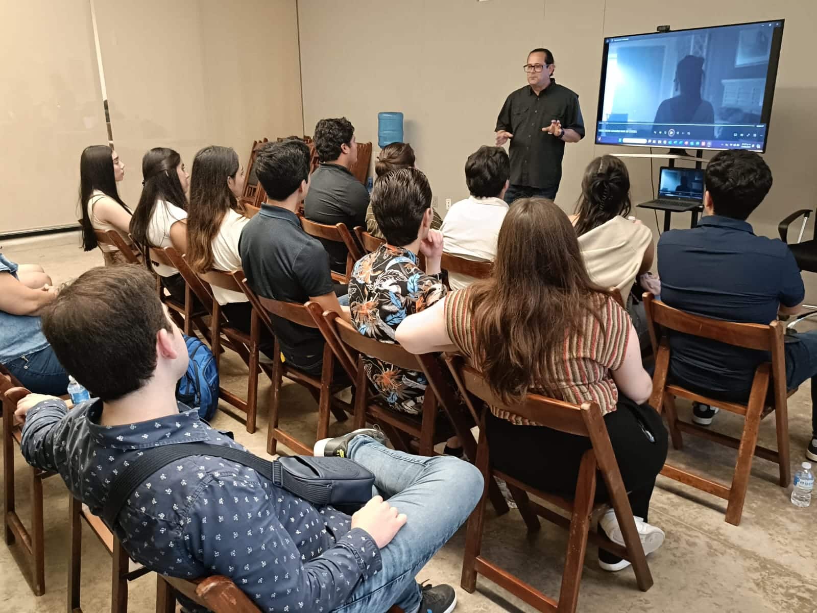 Estudiantes en sus recorridos de aprendizaje por el Gran Acuario Mazatlán Mar de Cortés