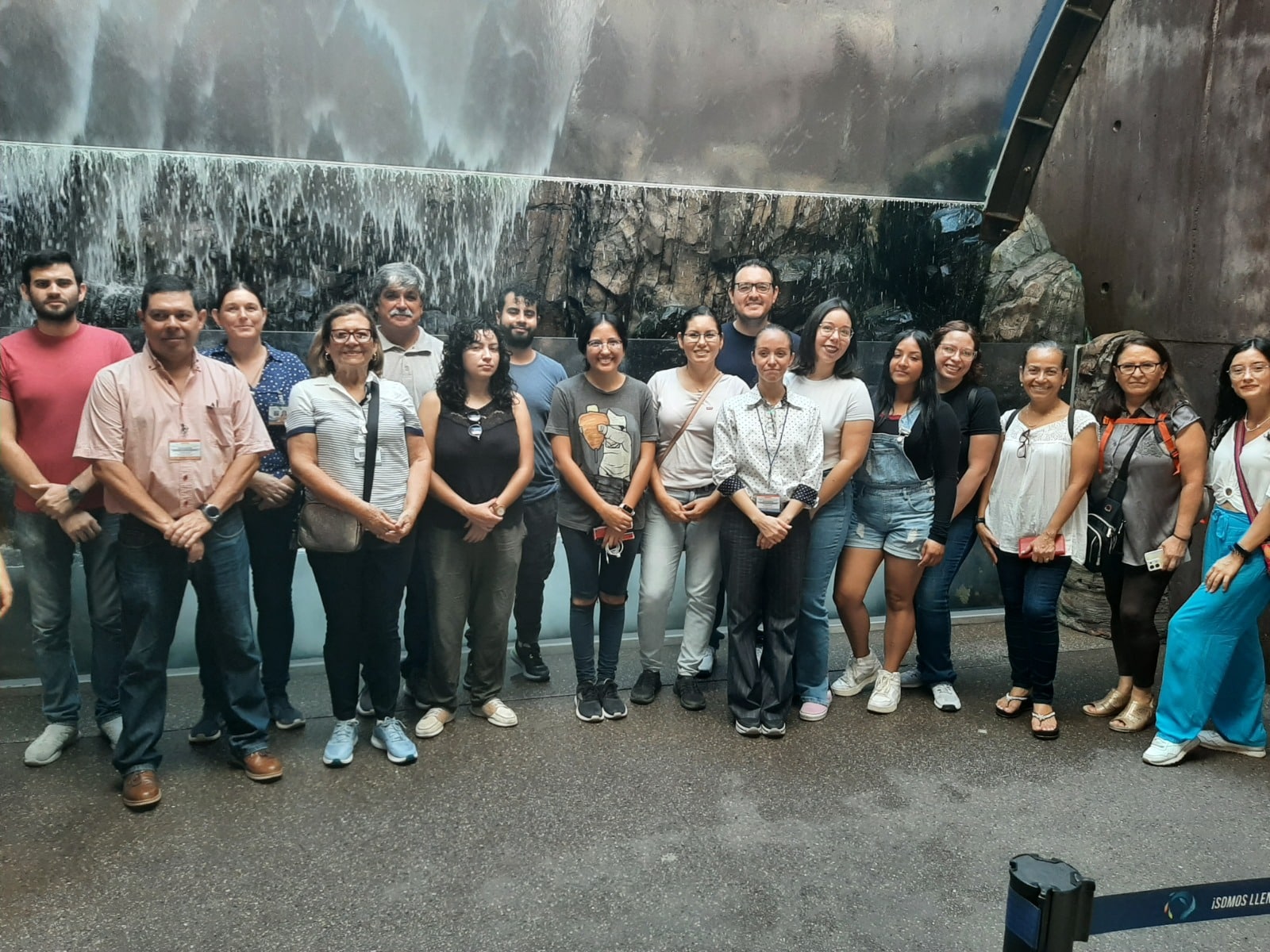 Estudiantes en sus recorridos de aprendizaje por el Gran Acuario Mazatlán Mar de Cortés