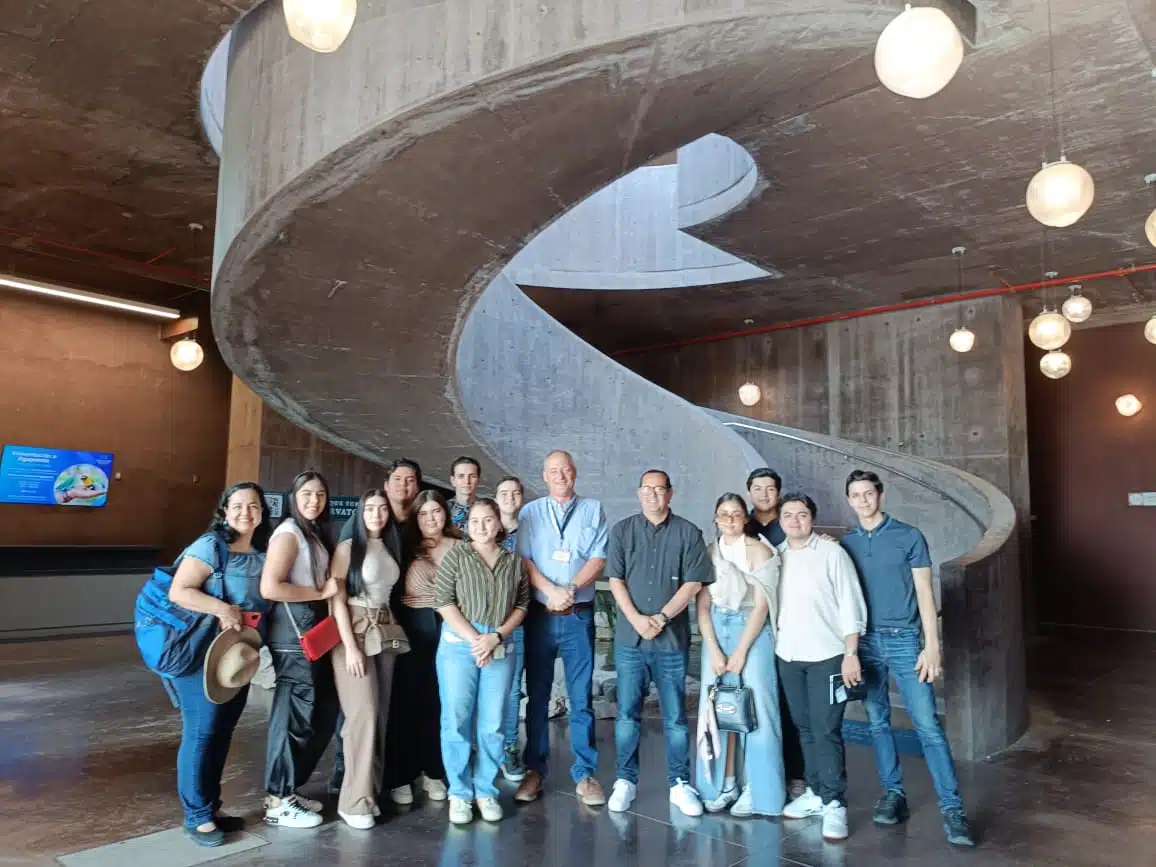 Grupo de estudiantes visitando el Gran Acuario Mazatlán Mar de Cortés