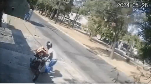 VIDEO: Captan a repartidor quedándose con el paquete de un cliente tras reportar su entrega