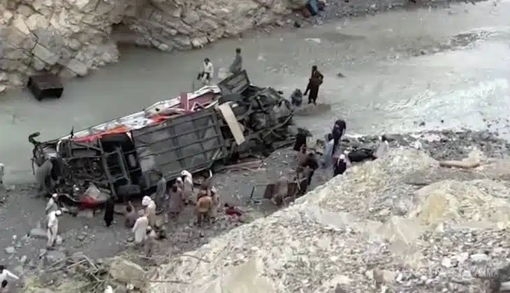 Reportan 20 fallecidos tras caer camión a un barranco en Pakistán