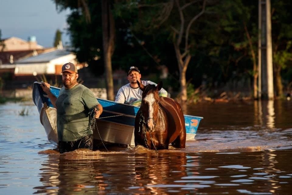 Rescatan a 80 mil personas entre las inundaciones de Brasil