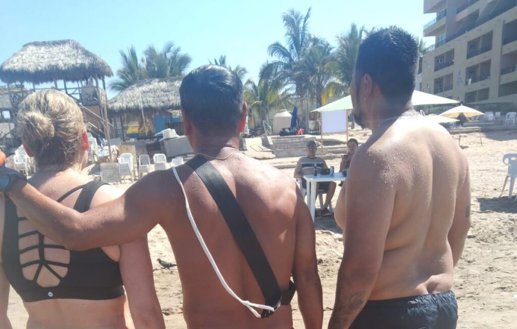 Personas rescatadas del mar por la Policía Acuática de Mazatlán