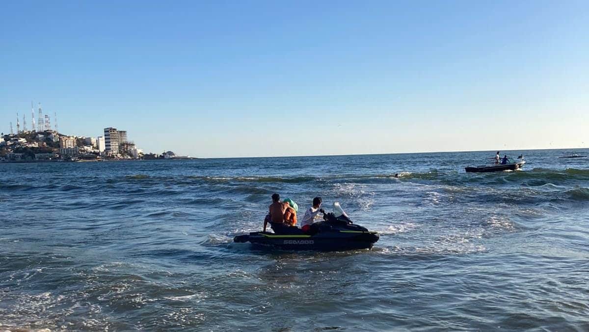 Elementos de la Policía Acuática en una jetski