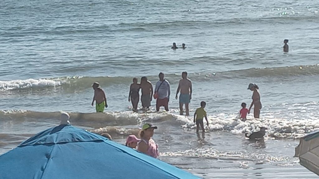 Policía Acuática trabajando en el rescate de personas con dificultad para salir del mar