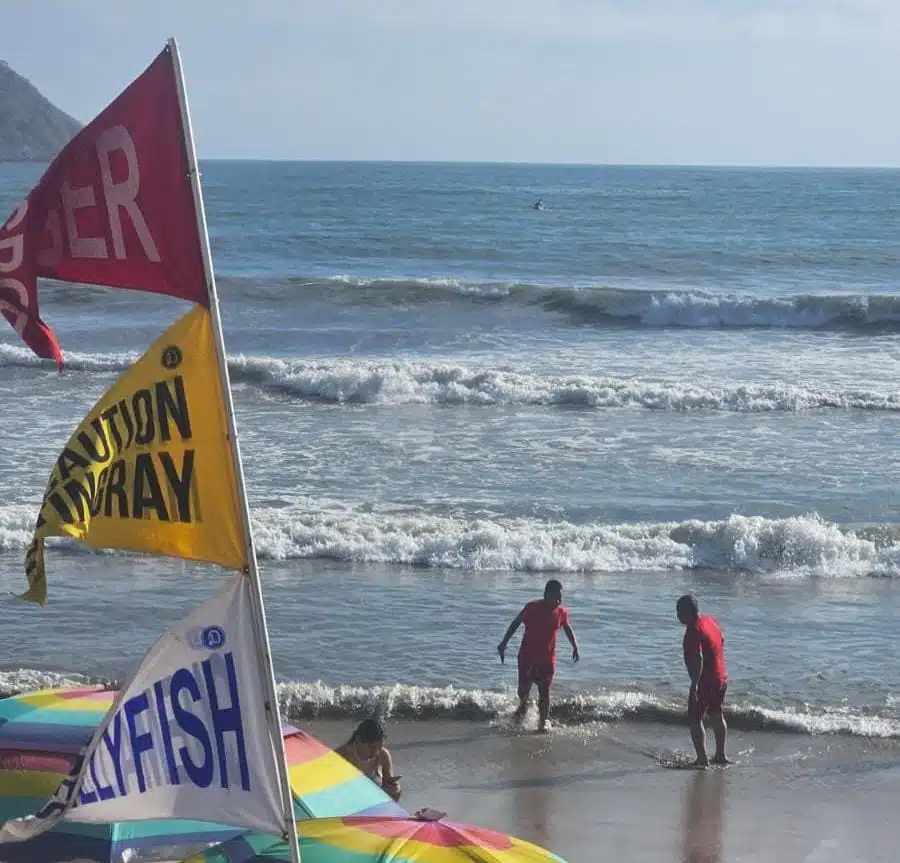Banderas de advertencia en zona de playa de Mazatlán