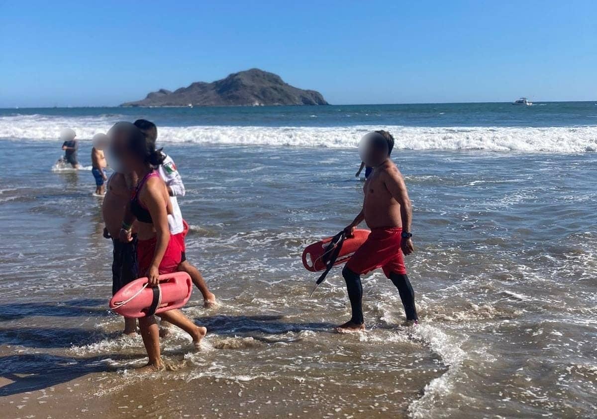 Policía Acuática rescatando a personas del mar en Mazatlán
