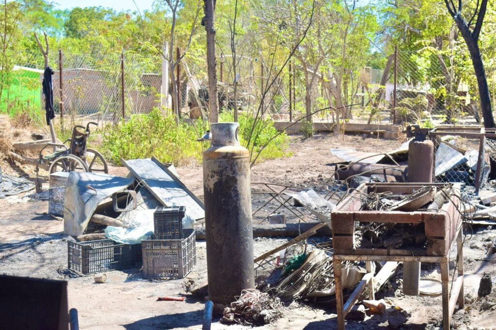 Restos de los bienes materiales que fueron afectados por el incendio