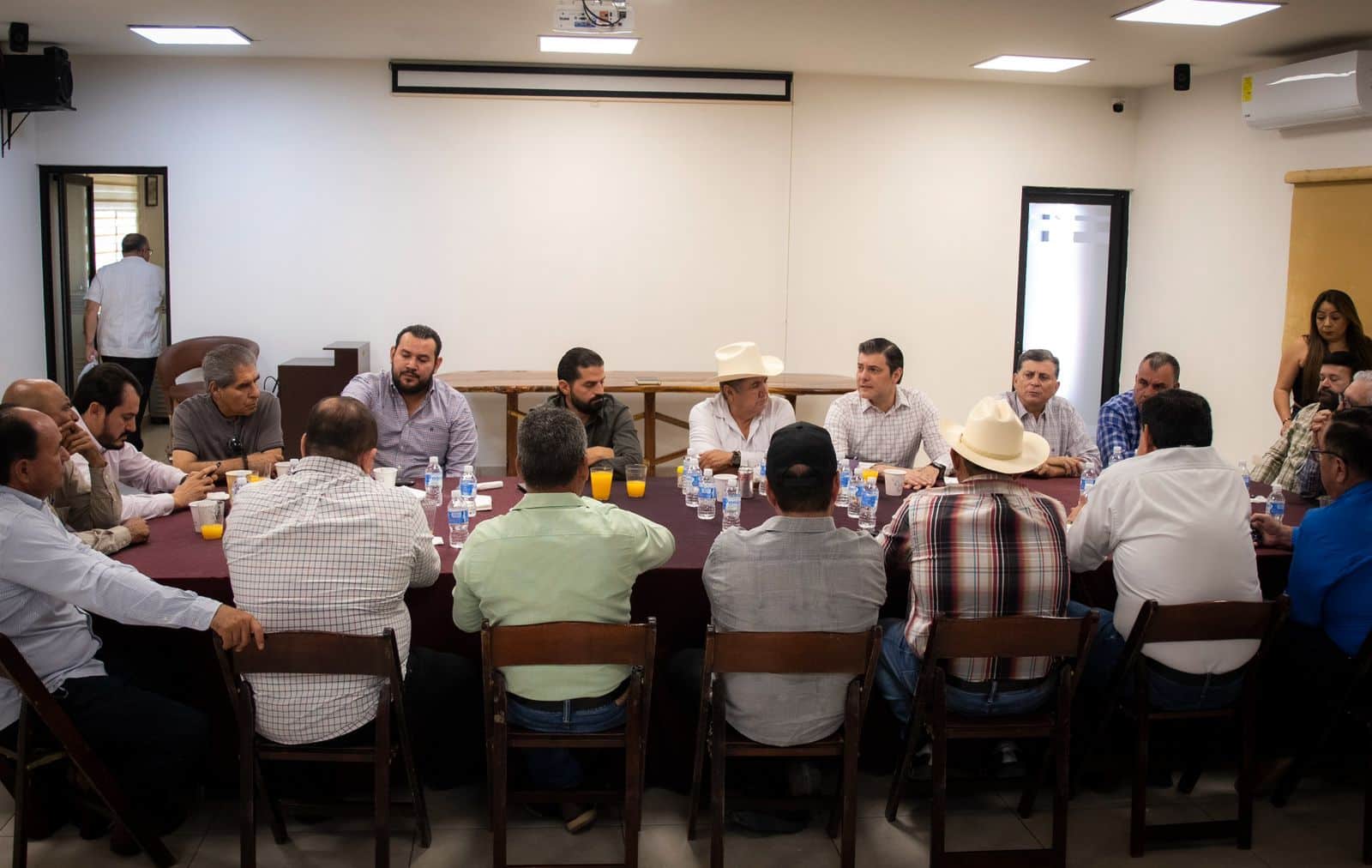 El alcalde José Ernesto Peñuelas Castellanos se reunió con los 10 presidentes de los módulos de riego de Culiacán.
