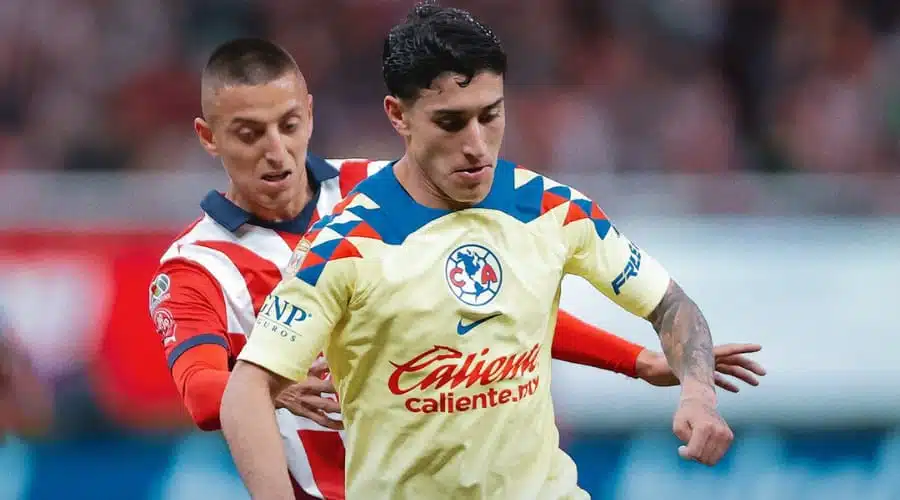 Roberto Alvarado jugador de Chivas y Alejandro Zendejas de América