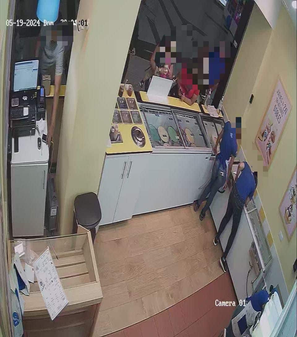 Ratero de celular en Tienda de helados