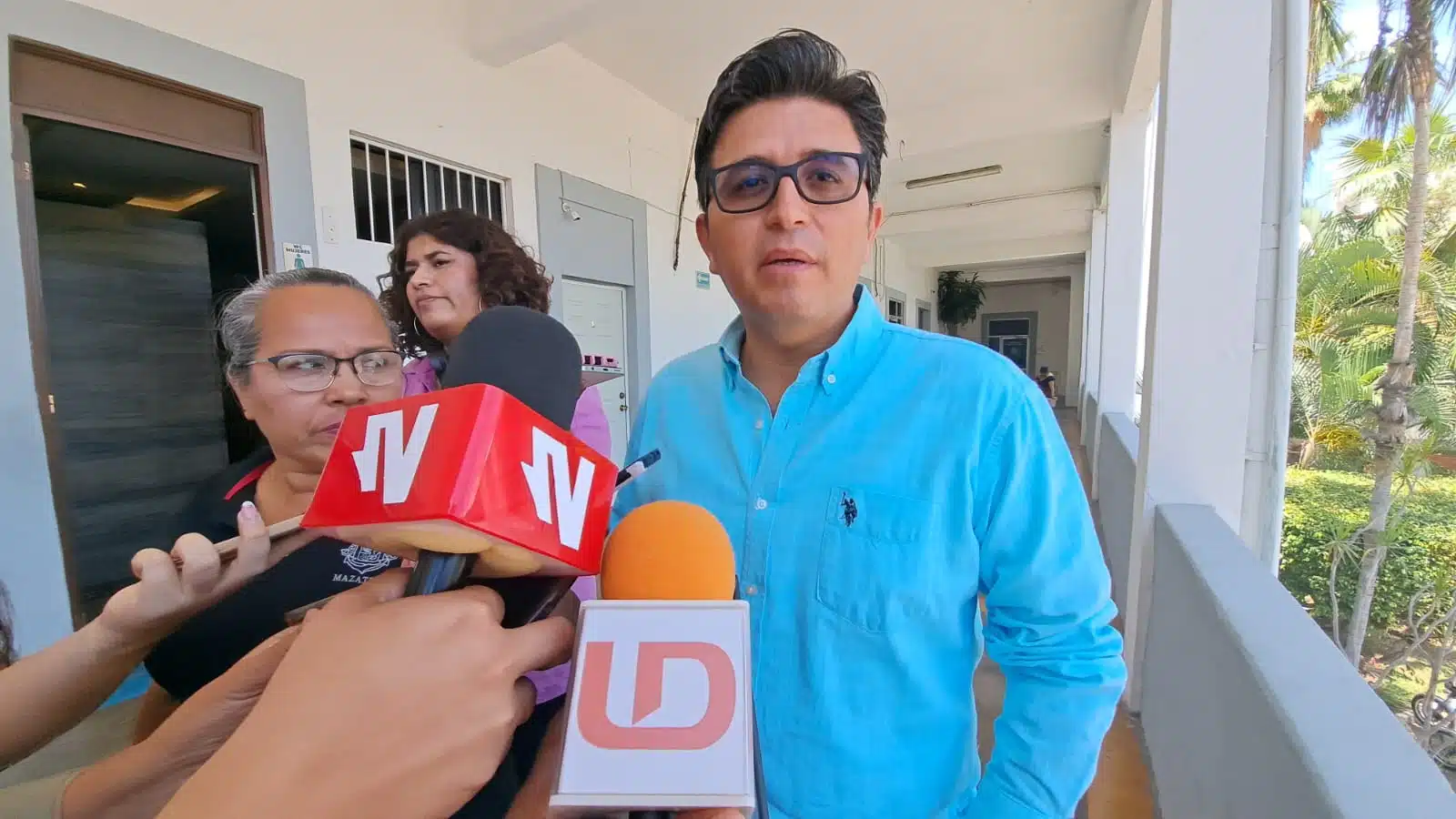 Rogelio Olivas Osuna, oficial mayor, en entrevista con los medios de comunicación en Mazatlán