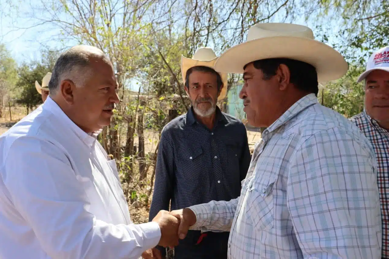 Rolando Mercado Araujo saluda a pobladores de Sinaloa