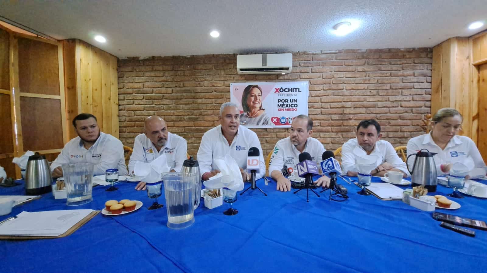Rosario Moroyoqui López, presidente del Comité Directivo Municipal del Partido Acción Nacional en Guasave, en una conferencia de prensa con los medios de comunicación