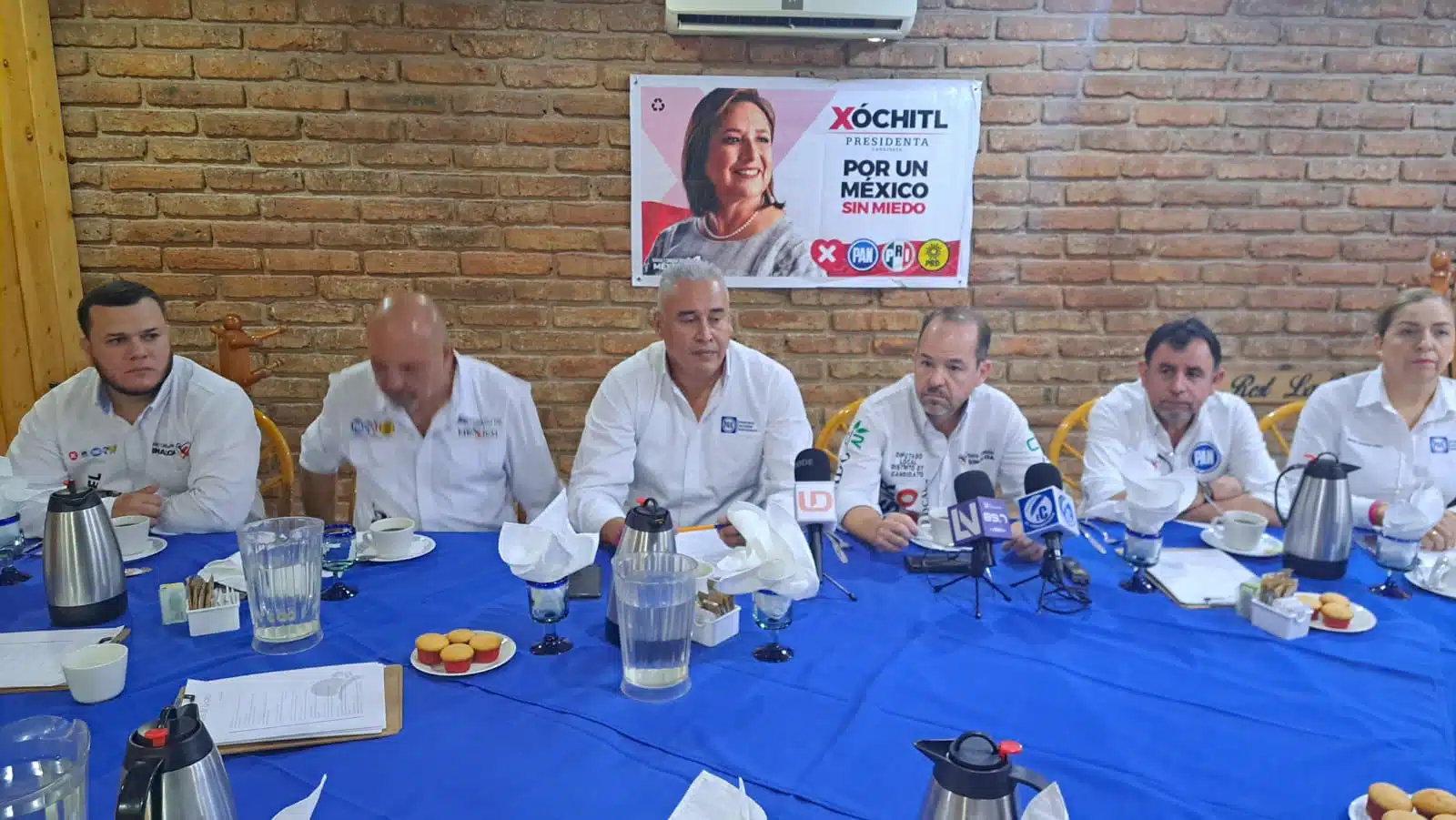 Rosario Moroyoqui López, presidente del Comité Directivo Municipal del Partido Acción Nacional en Guasave, en una conferencia de prensa con los medios de comunicación