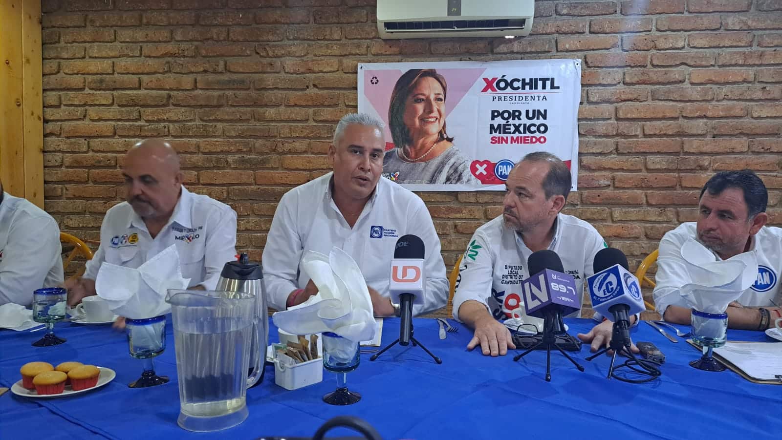 Rosario Moroyoqui López, presidente del Comité Directivo Municipal del Partido Acción Nacional en Guasave, en una conferencia de prensa con los medios de comunicación