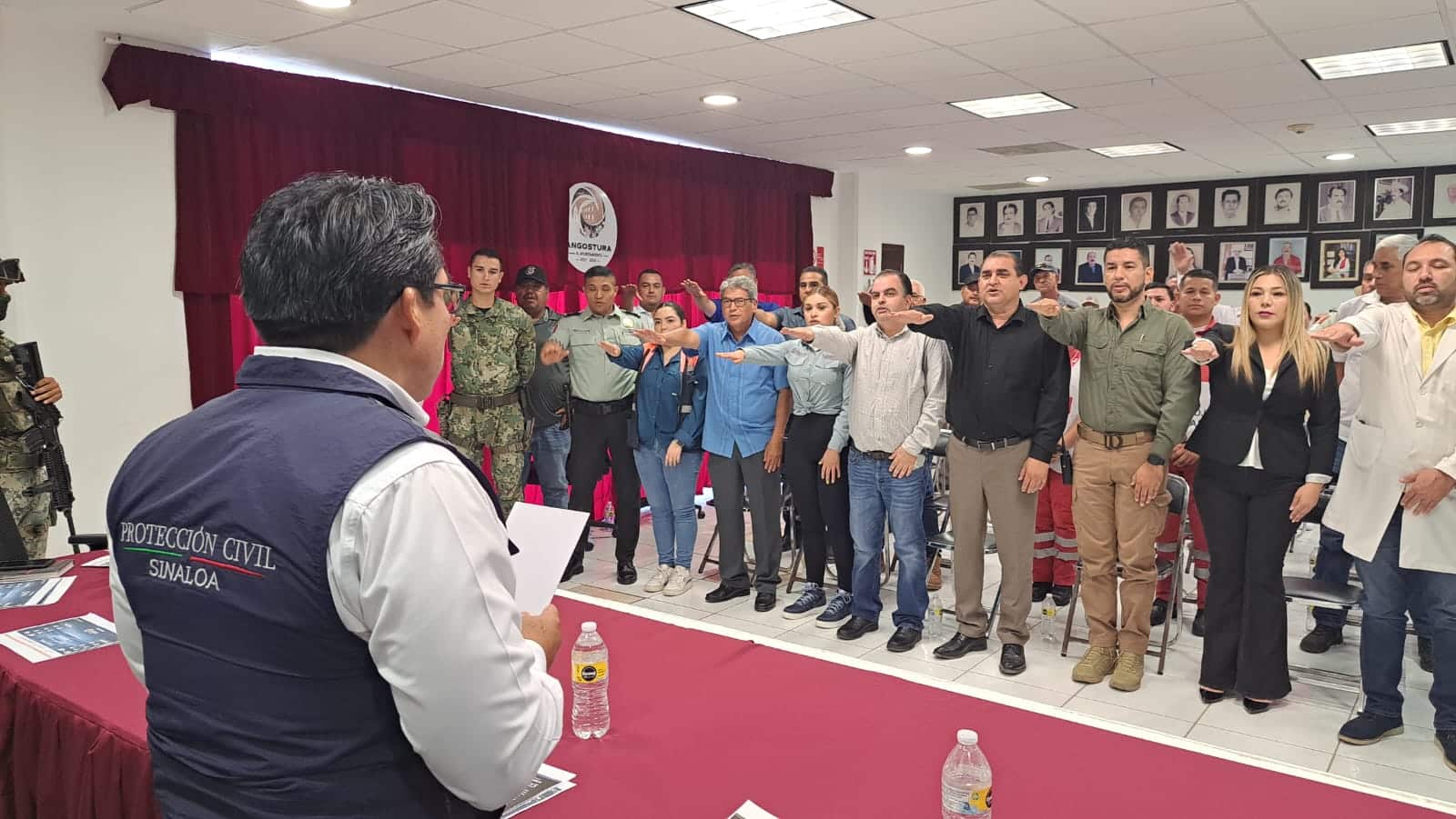 Roy Navarrete tomó protesta a personal de seguridad previo al arranque de la próxima temporada de lluvias