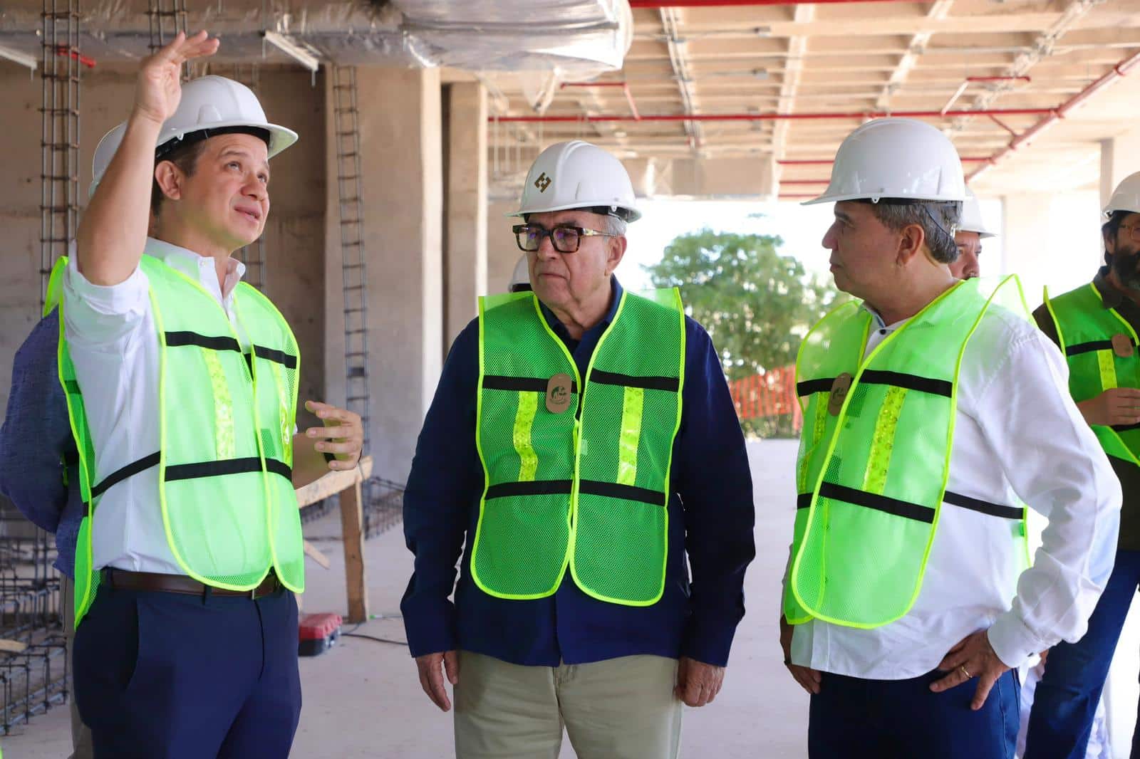 Rubén Rocha Moya en la obra del nuevo campus institucional de Salud Digna en Culiacán