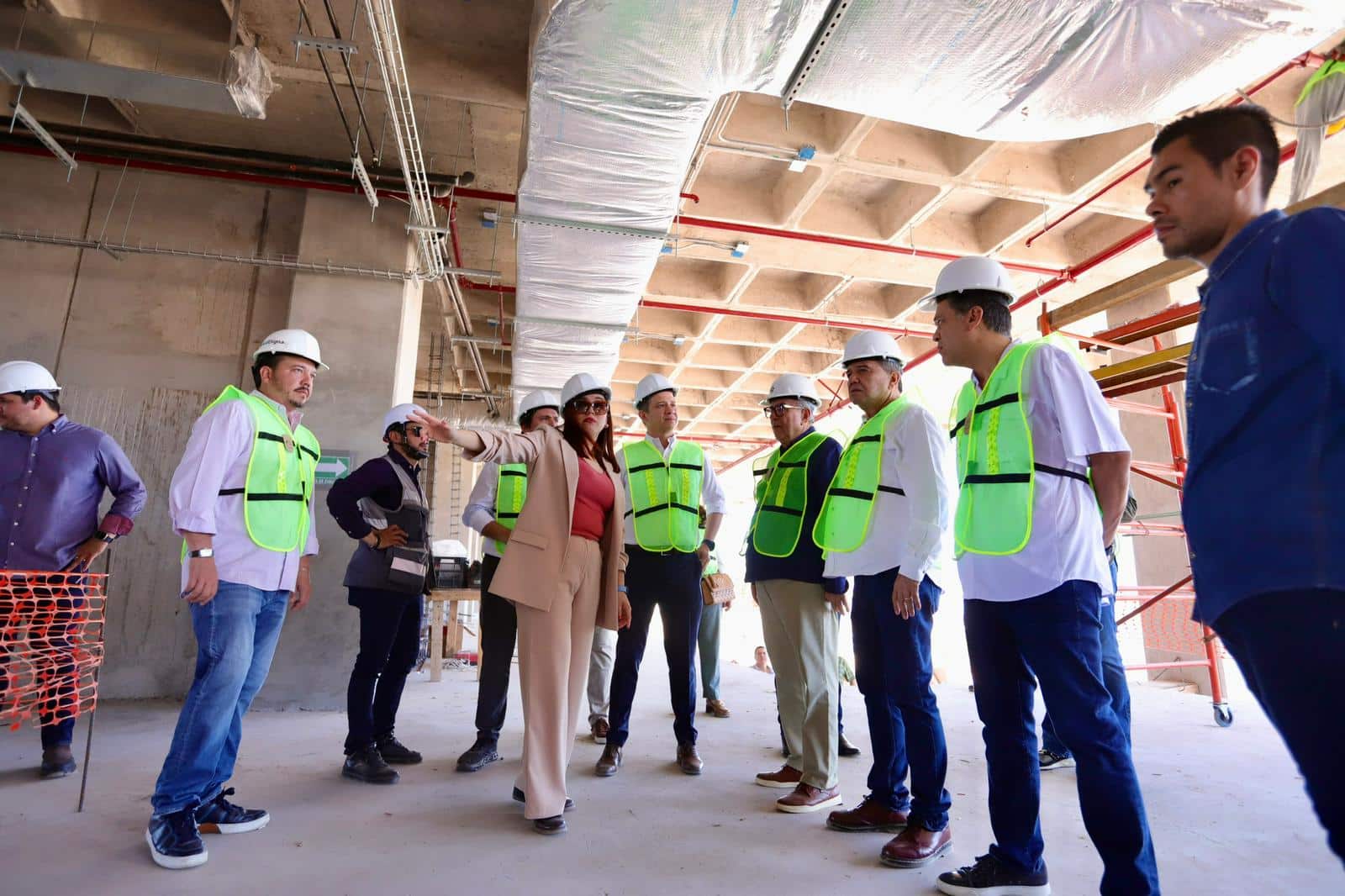 Rubén Rocha Moya en la obra del nuevo campus institucional de Salud Digna en Culiacán