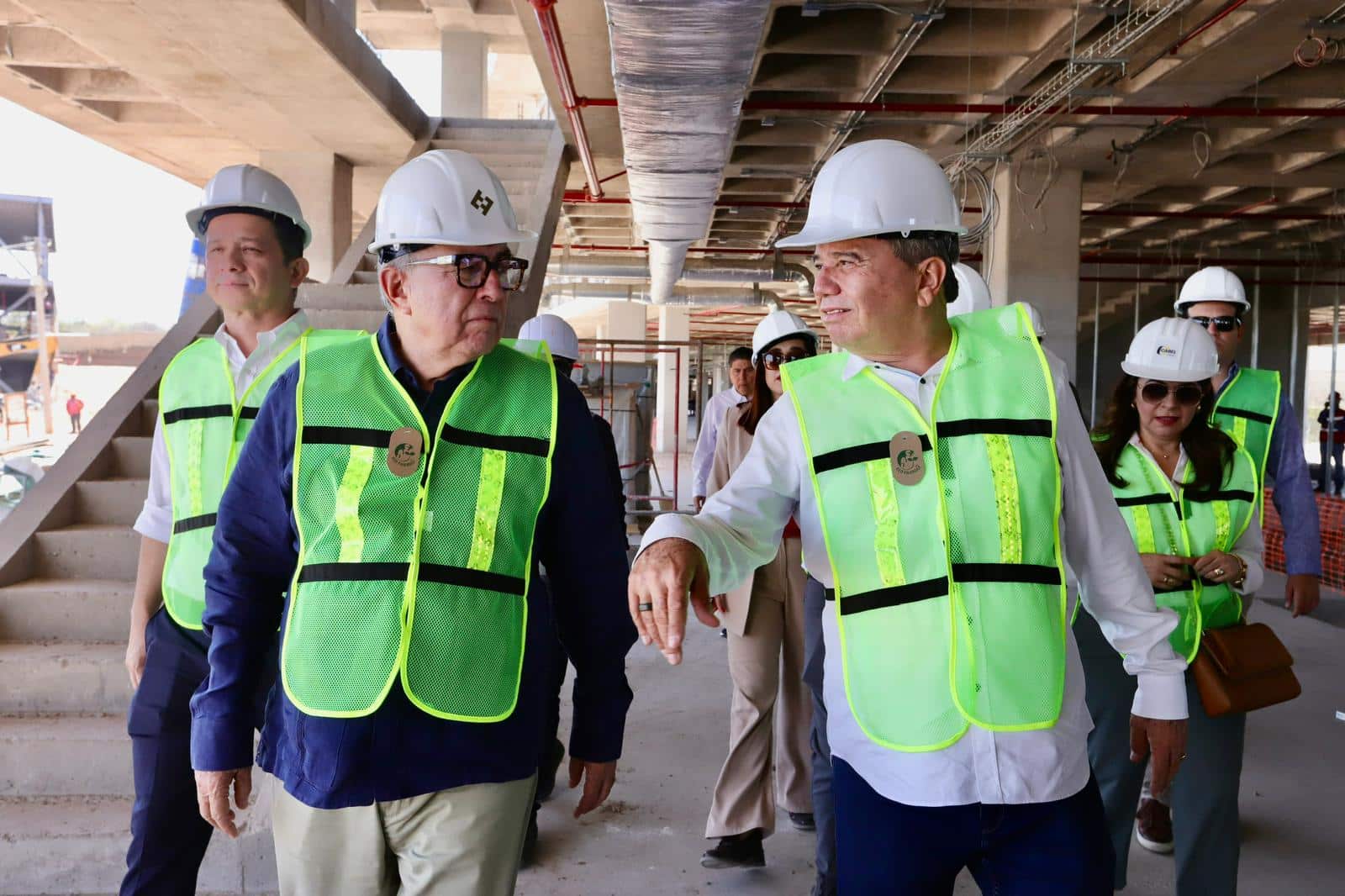 Rubén Rocha Moya en la obra del nuevo campus institucional de Salud Digna en Culiacán