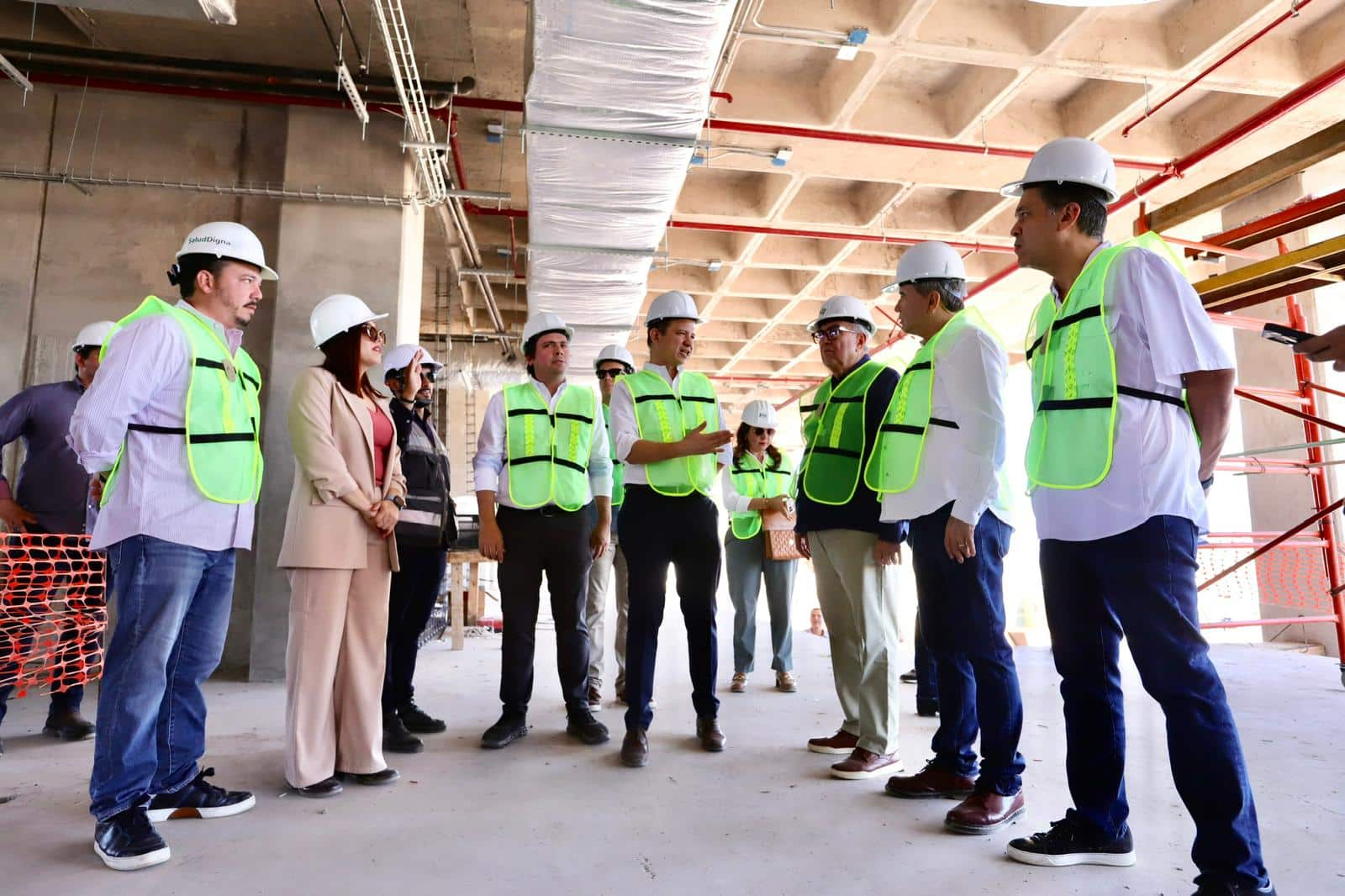 Rubén Rocha Moya en la obra del nuevo campus institucional de Salud Digna en Culiacán