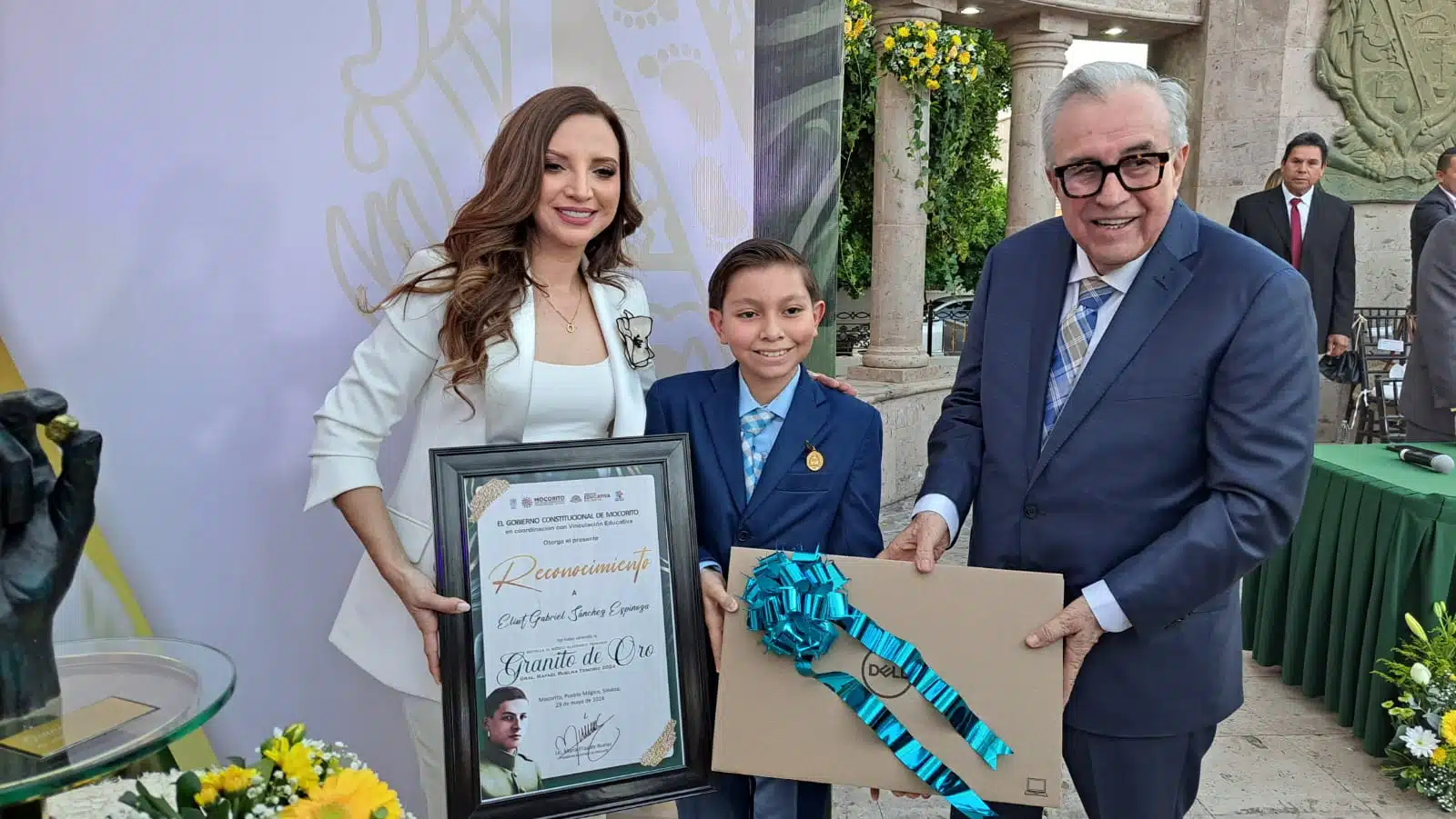 Rubén Rocha Moya, gobernador de Sinaloa, entregando un reconocimiento al niño Eliut Gabriel Sánchez Espinoza en Mocorito