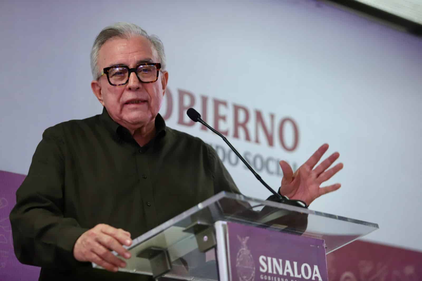 Rubén Rocha Moya, gobernador de Sinaloa, en su conferencia semanera