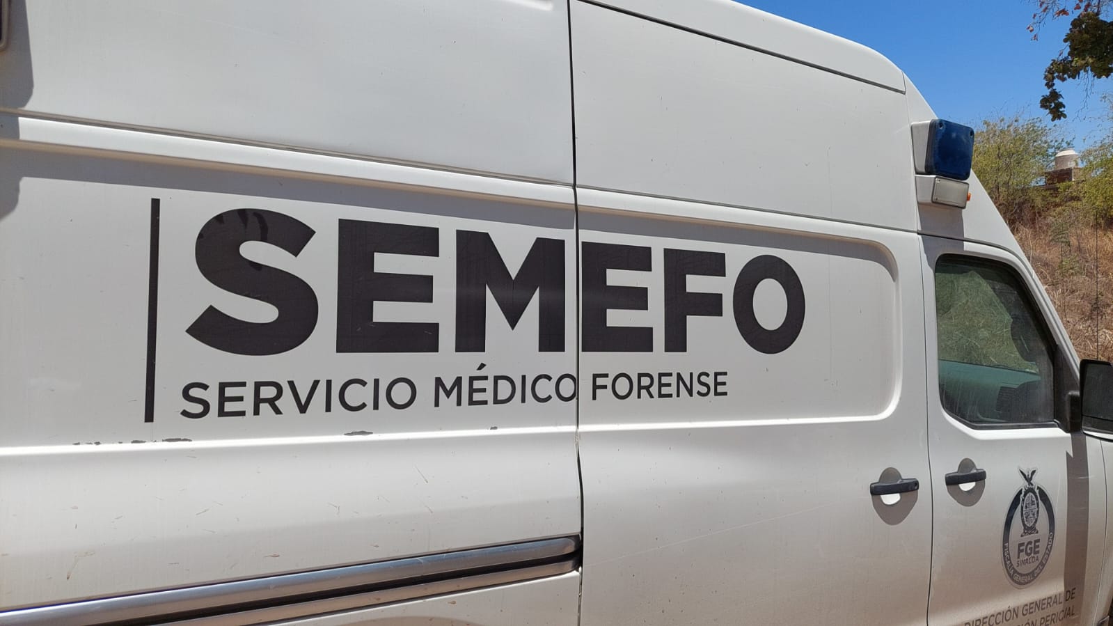 Camioneta de la SEMEFO en Culiacán