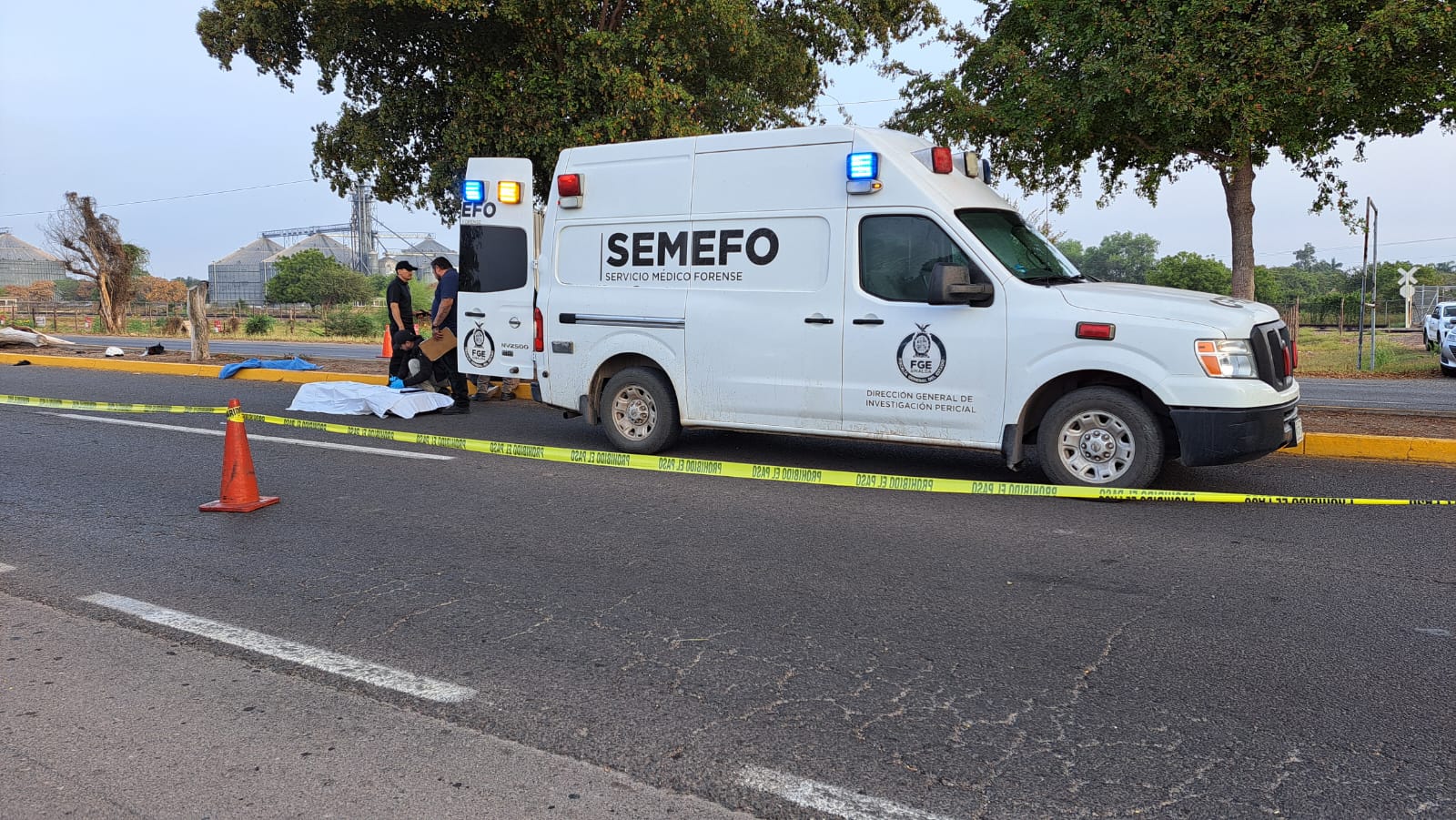 Motociclista fallece al chocar con un árbol en Culiacán./ Foto: Geovanny Elizalde