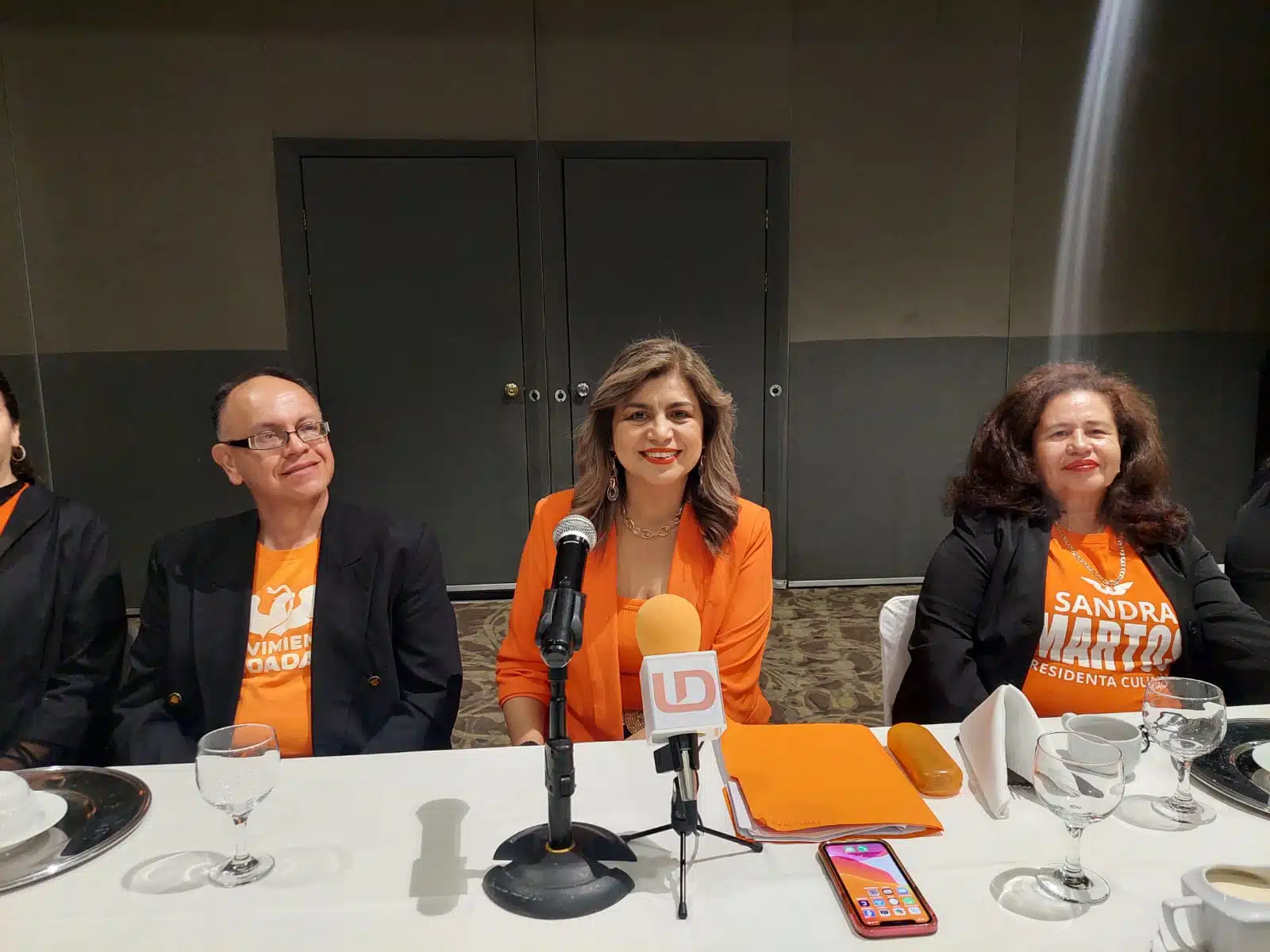 Sandra Martos, candidata a la alcaldía de Culiacán por Movimiento Ciudadano, en conferencia de prensa con los medios de comunicación