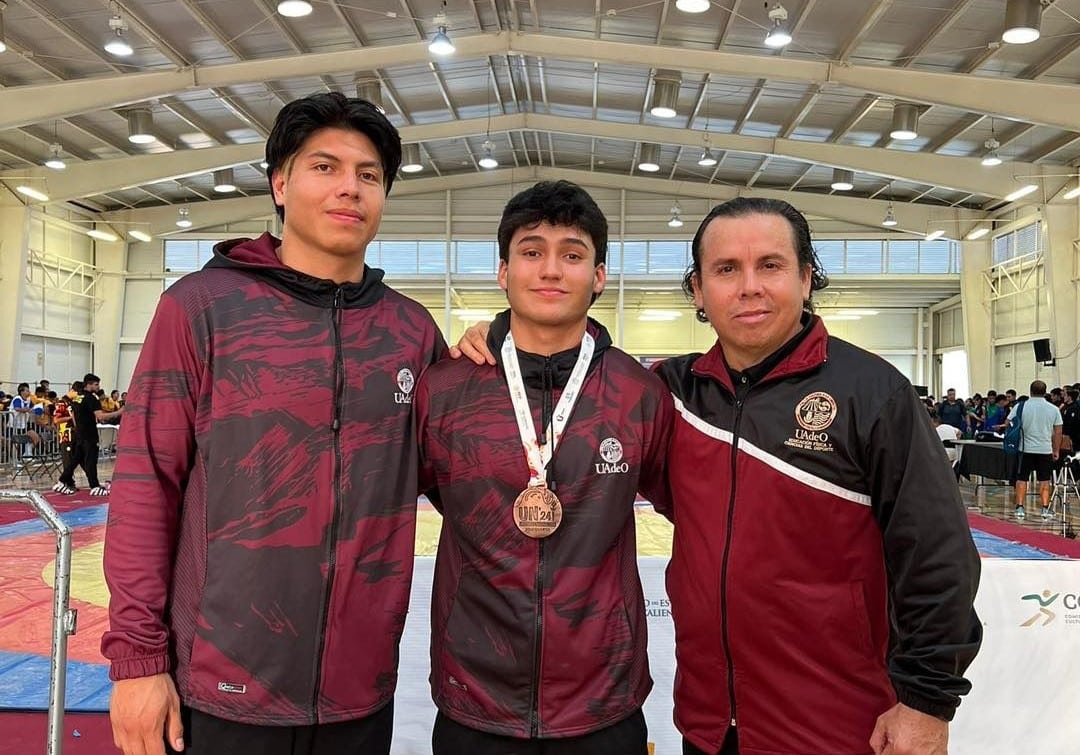 Santos Bátiz y Samuel Durán posando con sus medallas junto al profesor René Sañudo