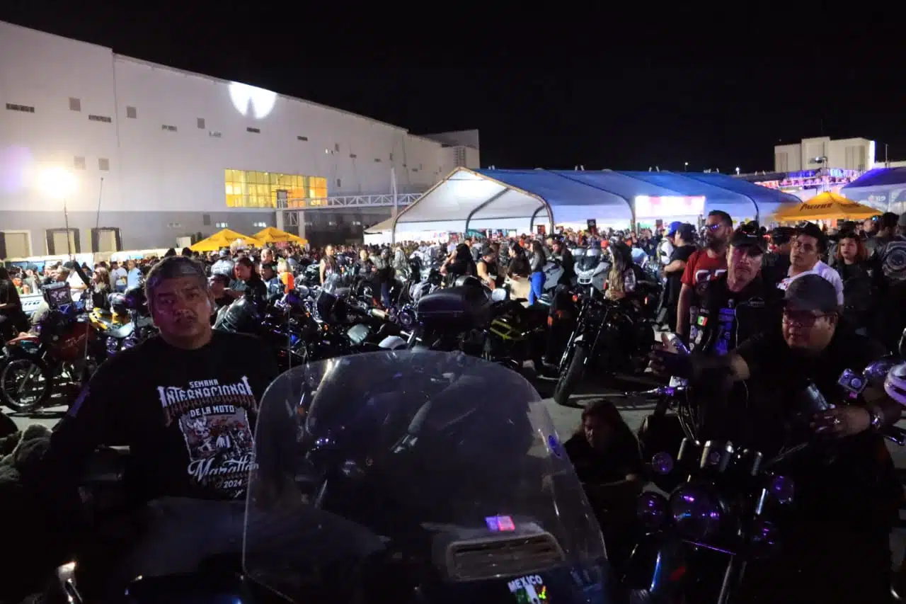 Personas y motocicletas en la Semana de la Moto en Mazatlán
