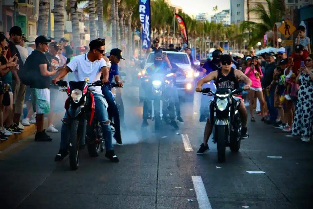 Jóvenes disfrutando de la Semana de la moto en Mazatlán