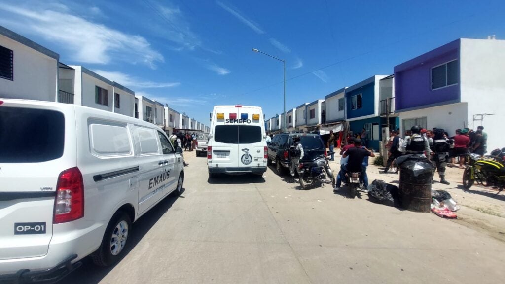 Camioneta y elementos de Semefo de la FGE, Guardia Nacional, Policía Municipal, en el lugar donde encontraron sin vida a Jocelyn, Dulce y Alejandro en el fraccionamiento San Fermín en Culiacán