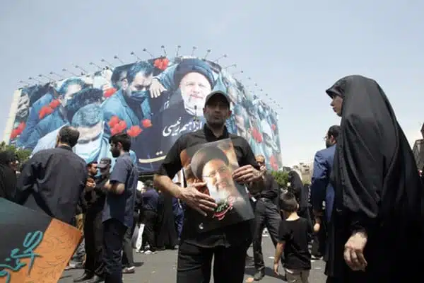 Sepultan con altos honores al presidente iraní Ebrahim Raisí en su ciudad natal