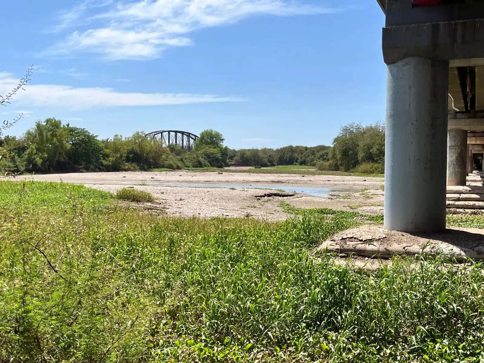 Tierra cuarteada en donde solía haber agua de un río en Culiacán