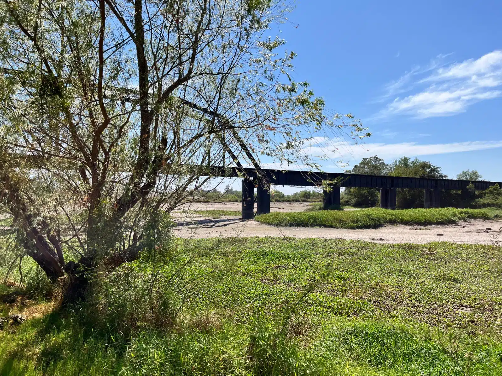 Tierra cuarteada en donde solía haber agua de un río en Culiacán