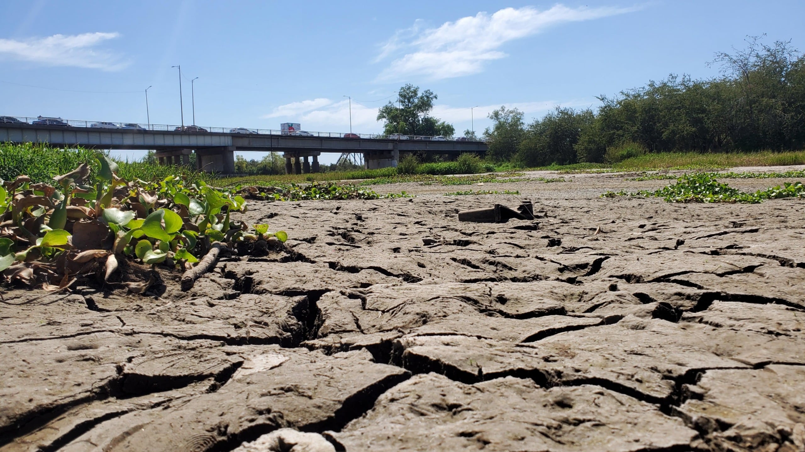 Tierra cuarteada en donde solía haber agua de un río en Culiacán