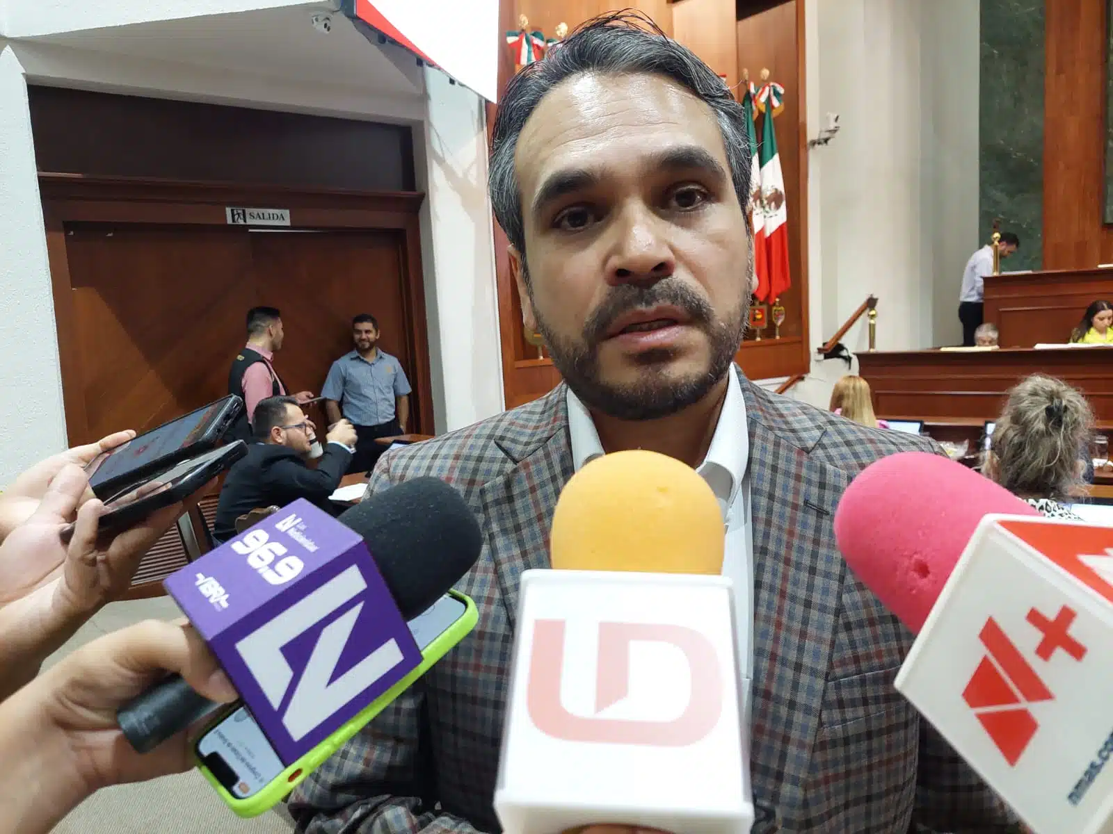 Sergio Mario Arredondo Salas, diputado local sin partido, en el Congreso del Estado en Culiacán en entrevista con los medios de comunicación