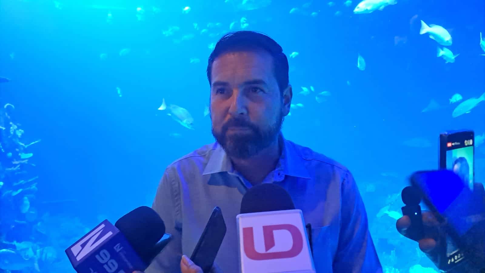 Sergio Rojas Velarde, presidente de Canacintra en Mazatlán, en entrevista con los medios de comunicación en el Gran Acuario Mar de Cortes