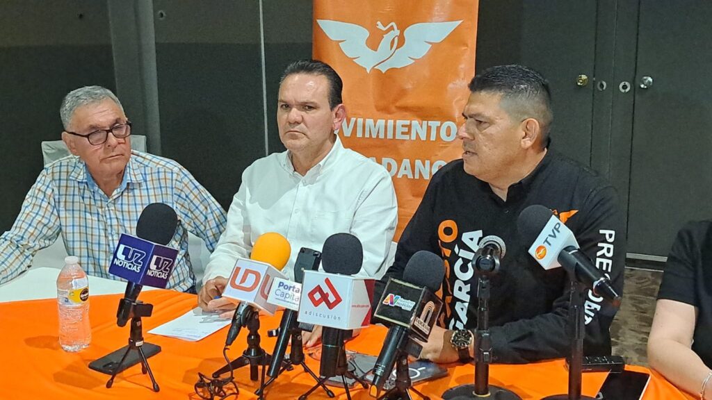 Sergio Torres, dirigente estatal de Movimiento Ciudadano, y Fausto García, candidato a alcalde por el mismo partido en Badiraguato, en conferencia de prensa