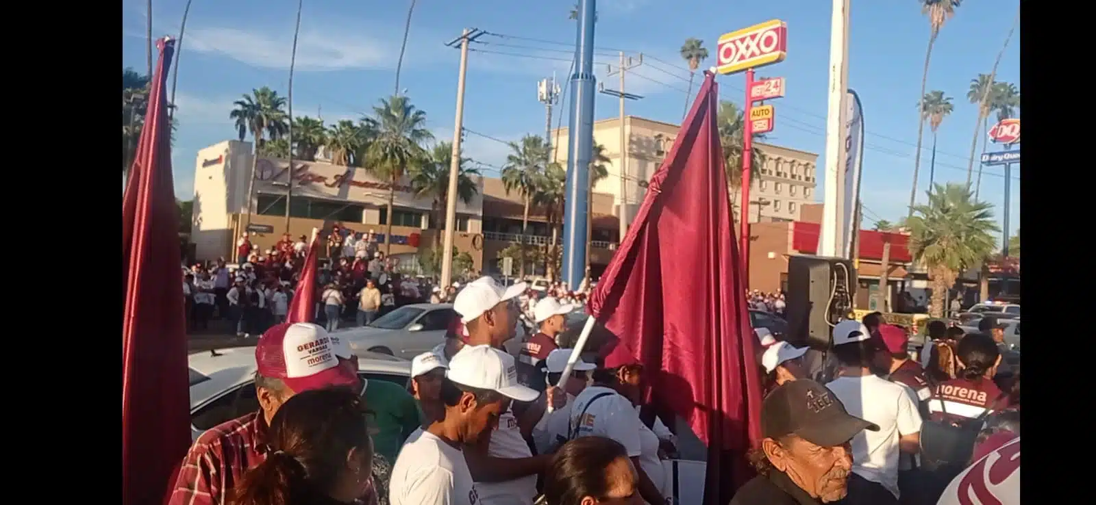 Simpatizantes de los candidatos a la alcaldía de Ahome en el teatro Ingenio