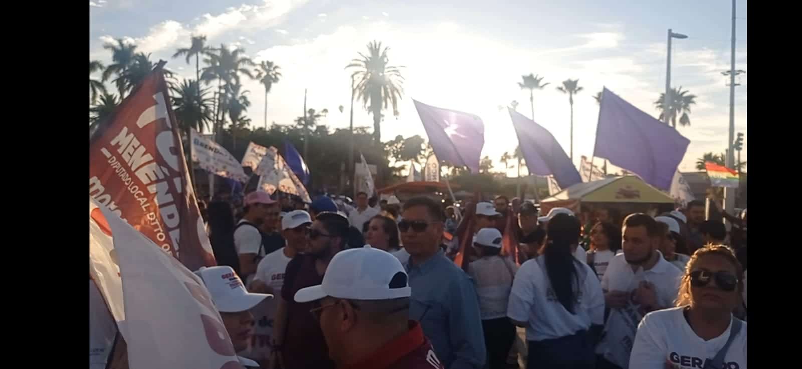 Simpatizantes de los candidatos a la alcaldía de Ahome en el teatro Ingenio