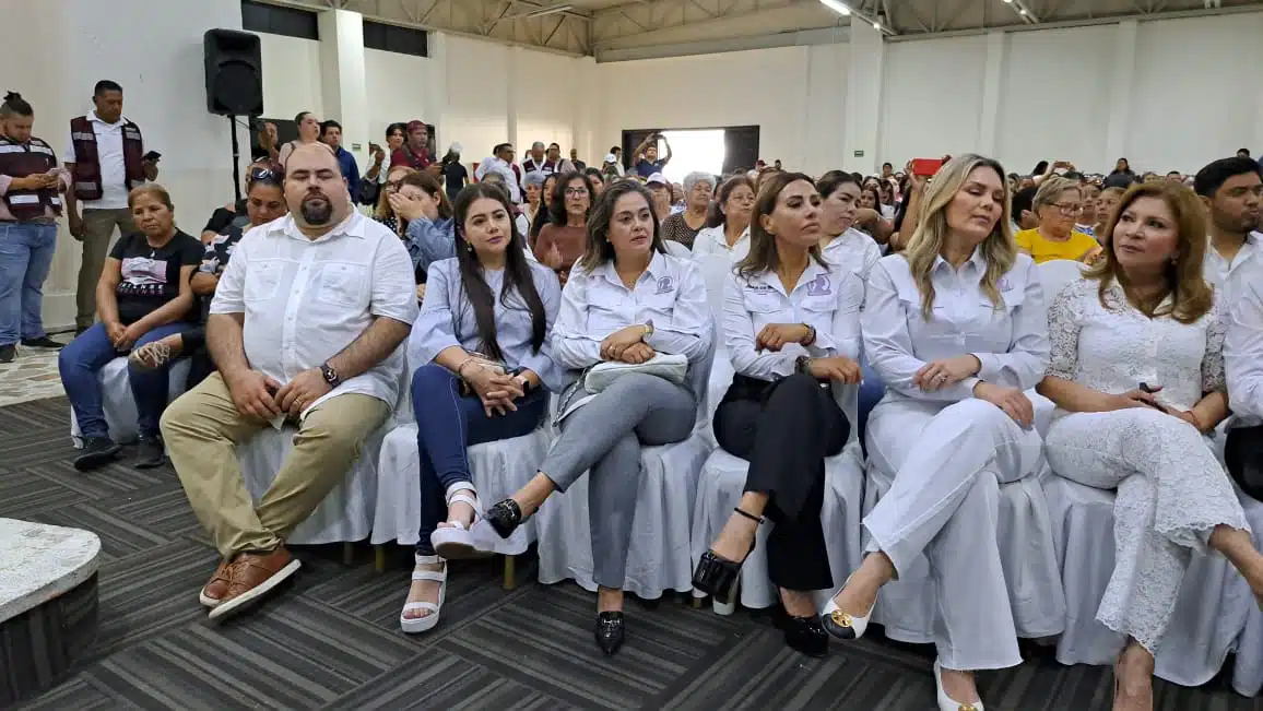 Simpatizantes de Morena en los “Diálogos por la transformación, feminismo y revolución de cuidados” en Mazatlán